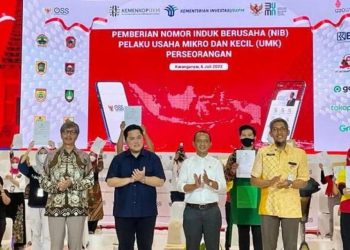 Kementerian Koperasi dan UKM menyerahkan 560 NIB kepada pelaku UMK di Surakarta, Jawa Tengah, Kamis (7/7/2022). ANTARA/HO-Kemenkop UKM