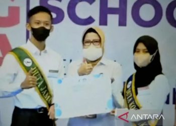Deputi Bidang Pengawasan Obat Tradisional, Suplemen Kesehatan dan Kosmetik Badan POM RI, Reri Indriani (tengah) dalam pembukaan kegiatan bertajuk "Advance Training Duta" yang merupakan bagian dari rangkaian BPOM Goes to School/Campus 2022 yang diikuti secara daring, Rabu (13/7/2022). (ANTARA/Fathur Rochman)