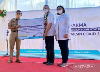 Pihak Bio Farma saat menyerahkan hewan qurban secara simbolis kepada Kepala Puskesmas Binamu Jeneponto Sulsel pada peninjauan uji klinis fase 3 vaksin COVID-19 BUMN di Jeneponto, Sulsel, Selasa (12/07/2022). ANTARA Foto/Nur Suhra Wardyah.
