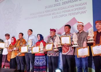 Walikota Blitar Santoso (memamakai udeng merah, berkacamata) saat sedang foto bersama dengan penerima penghargaan Nasional lainnya, foto : Dani ES/detak.media