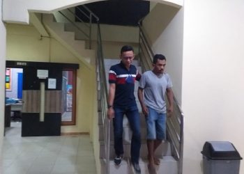 Pelaku Zulkifli alias Zul (berpakaian abu-abu) saat di Satreskrim Polresta Tanjungpinang, foto : Mael/Detak.media