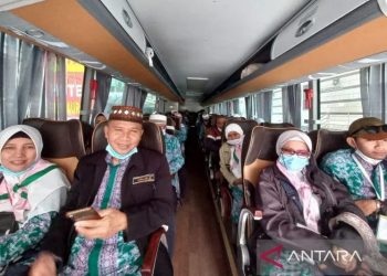 Jamaah haji Embarkasi SUB 3 dalam bus yang akan mengantar mereka ke Jeddah, Minggu (17/7/2022) untuk pulang ke Tanah Air. ANTARA/Desi Purnamawati