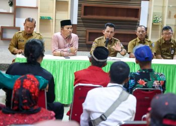 Gubernur Kepri, Ansar Ahmad saat didepan masyarakat suku laut, foto : ist