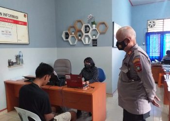 Kapolsek Tanjungpinang Timur, AKP Syafruddin saat Memeriksa Pelaku Penggelapan Sepeda Motor, foto : Mael/detak.media