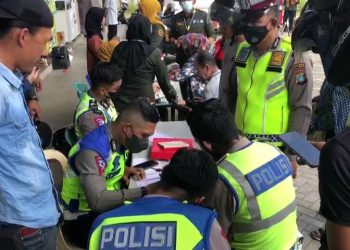 Suasana Razia Pajak di Jalan DI Panjaitam Kilometer 9 Tanjungpinang, foto : Mael/Detak.media