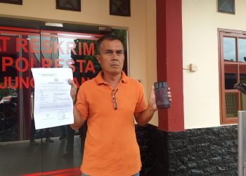 Syamsul Bahri saat Mempertanyakan Tindak Lanjut Laporan Anaknya di Satreskrim Polresta Tanjungpinang, foto : Mael/detak.media