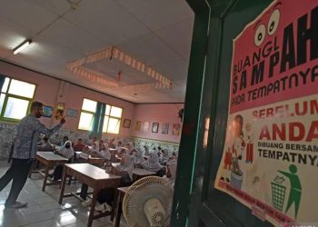 Arsip Foto. Seorang guru mengajar siswa di SD Negeri Bhayangkari Kota Serang, Banten, Kamis (12/5/2022). (ANTARA FOTO/Asep Fathulrahman/foc)