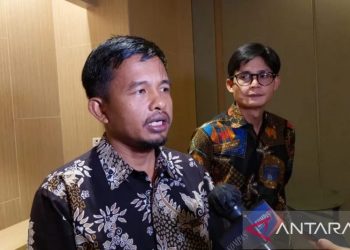 Anggota KPU RI Idham Holik di sela kegiatan bimtek Sipol dan tahapan pendaftaran parpol, di Jakarta Sabtu. (ANTARA/Boyke Ledy Watra)