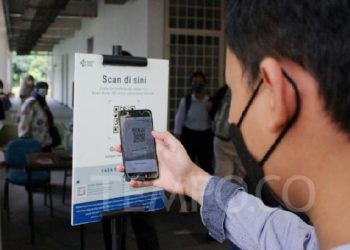 Peserta ujian SBMPTN memindai aplikasi PeduliLindungi di Universitas Indonesia, Depok, Kamis, 19 Mei 2022. UTBK dilaksanakan di 21 titik lokasi yang tersebar di Fakultas Teknik (FT), Fakultas Ilmu Pengetahuan Budaya (FIB), Fakultas Ilmu Komputer (Fasilkom), Fakultas Ilmu Sosial dan Ilmu Politik (FISIP), Rumpun Ilmu Kesehatan (RIK), serta lokasi lain di beberapa fakultas. Tempo/Muhammad Syauqi Amrullah.