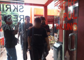 Pelaku Persetubuhan saat Digiring ke Satreskrim Polresta Tanjungpinang, foto : Mael/detak.media