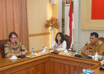 Bupati Natuna, Wan Siswandi (kanan) bersa ma