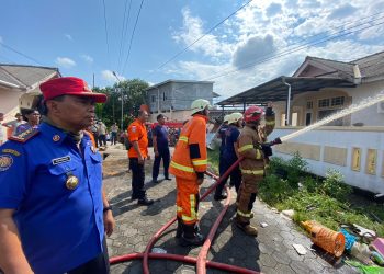 Petugas Damkar saat Memadamkan Api di Sebuah Rumah yang Terbakar di Jalan Menur Tanjungpinang, foto : Mael/detak.media