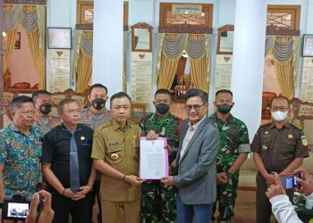 Wabup Blitar Rahmat Santoso dan Pengacara Samsudin saat menunjukkan hasil assessment bersama di depan awak media, foto : Dani ES/detak.media