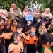 Keceriaan Walikota Tanjungpinang, Rahma dan suaminya, M. Agung Wiradharma, saat bersama anak anak PAUD, foto : ist