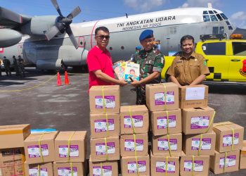 Serah terima 2.400 buku oleh Danlanud RSA kepada Bupati Natuna (foto : istimewa)