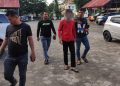 Tersangka FS saat digiring di Mapolresta Tanjungpinang, foto : ist