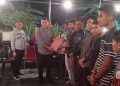 Tampak Bupati Natuna, Wan Siswandi didampingi Wabup Natuna Rodhial Huda (tengah) beserta Sekda Natuna, Boy Wijanarko (kiri) saat menyerahkan penghargaan kepada Atlet POPDA Natuna. (foto : istimewa)