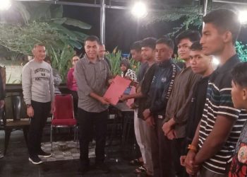 Tampak Bupati Natuna, Wan Siswandi didampingi Wabup Natuna Rodhial Huda (tengah) beserta Sekda Natuna, Boy Wijanarko (kiri) saat menyerahkan penghargaan kepada Atlet POPDA Natuna. (foto : istimewa)