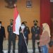 Ketua DPRD Kota Blitar dr. Syahrul Alim, saat bagikan bendera secara simbolis kepada masyarakat, foto : Dani ES/detak.media