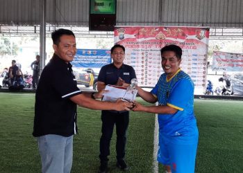 Ketua Pelaksana Kegiatan, AKP Awal Sya’ban Harahap saat Memberikan Hadiah, foto : Mael/detak.media