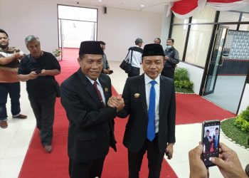 Ketua DPRD Kabupaten Blitar Suwito (dasi merah) dan Wabup Blitar Santoso, usai mendengarkan pidato Kenegaraan Presiden, foto : Dani ES/detak.media
