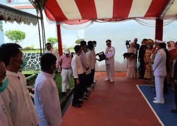 Ansar Ahmad saat Menyerahkan Surat Keputusan Remisi Kepada WBP di Lapas Kelas II A Tanjungpinang, foto : Mael/detak.media