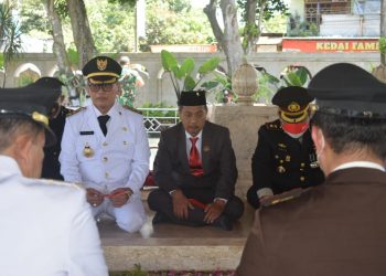 Ketua DPRD Kota Blitar dr. Syahrul (berdasi merah) saat berziarah ke makam Ir. Soekarno, foto : Dani ES/detak.media