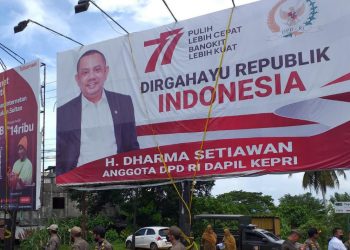 Satpol PP Tanjungpinang saat Memberi Garis PPNS Terhadap Papan Reklame yang Tidak Berizin di Traffic Light Kilometer 6, foto : Mael/detak.media