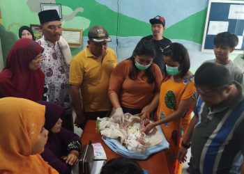 Bayi laki-laki yang Ditemukan di Samping Panti Asuhan Yayasan Bina Insan saat dievakuasi ke Puskesmas Terdekat, foto : ist