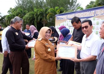 Walikota Tanjungpinang, Rahma saat menyerahkan piagam purna tugas, foto : ist