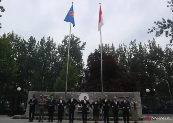 Duta Besar RI untuk China Djauhari Oratmangun (enam kiri) foto bersama para dubes dari negara-negara ASEAN di halaman Kedutaan Besar RI di Beijing seusai upacara peringatan Hari ASEAN, Senin (8/8/2022). Pada kesempatan tersebut Indonesia mendapatkan giliran sebagai Ketua Komite ASEAN di Beijing (ACB) untuk semeser II/2022. ANTARA FOTO/M. Irfan Ilmie/Wsj.