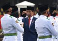 Presiden Jokowi berbincang dengan sejumlah anggota Paskibraka usai pengukuhan, di halaman Istana Merdeka, Jakarta, Senin (15/08/2022). (Foto : Humas Setkab/Rahmat)