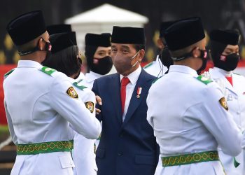 Presiden Jokowi berbincang dengan sejumlah anggota Paskibraka usai pengukuhan, di halaman Istana Merdeka, Jakarta, Senin (15/08/2022). (Foto : Humas Setkab/Rahmat)