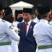 Presiden Jokowi berbincang dengan sejumlah anggota Paskibraka usai pengukuhan, di halaman Istana Merdeka, Jakarta, Senin (15/08/2022). (Foto : Humas Setkab/Rahmat)