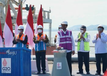 Presiden Jokowi didampingi Seskab Pramono Anung meresmikan Terminal Kijing Pelabuhan Pontianak, di Kabupaten Mempawah, Selasa (09/08/2022). (Foto : Humas Setkab/Fitri)
