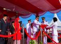 Bupati Natuna, Wan Siswandi menyerahkan Sang Saka Merah Putih. (foto : Zaki/DM)
