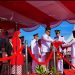 Bupati Natuna, Wan Siswandi menyerahkan Sang Saka Merah Putih. (foto : Zaki/DM)