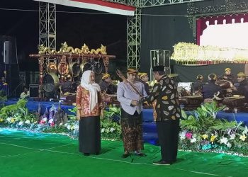 Kades Sukorejo memberikan wayang tokoh Gatut Kaca kepada Ki Pamungkas Bayu Aji dan didampingi Bupati Bojonegoro Anna Mu'awanah foto : ist