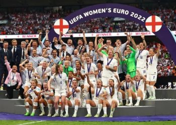 Pelatih tim nasional putri Inggris Sarina Wiegman berjalan meninggalkan lapangan seusai kemenangan atas Swedia dalam semifinal Piala Eropa Putri 2022 di Stadion Bramall Lane, Sheffield, Inggris, Selasa (26/7/2022). (ANTARA/REUTERS/Carl Recine)
