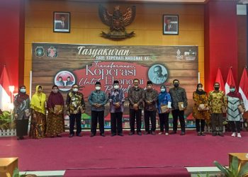 Walikota Blitar Santoso, saat foto bersama dengan insan koperasi di Kota Blitar, foto : Dani ES/detak media