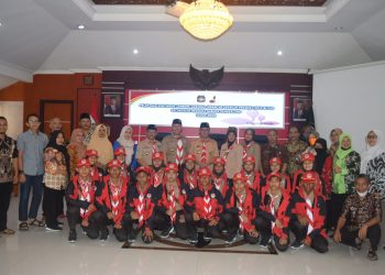 Wakil Walikota Blitar Tjutjuk Sunario (tengah), saat sedang foto bersama dengan peserta pramuka Jambore Nasional, foto : Dani ES/detak.media