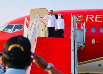 Presiden Jokowi didampingi Ibu Iriana bertolak menuju Jateng dalam rangka kunjungan kerja, Kamis (11/08/2022). (Foto : BPMI Setpres/Laily Rachev)