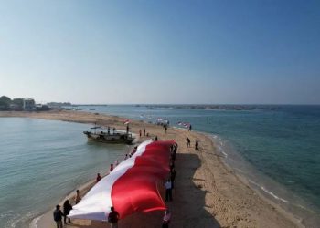 Bendera merah putih sepanjang 30 meter dibentangkan di Pulau Gili Ketapang, Kecamatan Sumberasih, Kabupaten Probolinggo, Senin (15/8/2022). (ANTARA/HO-Diskominfo Kabupaten Probolinggo)