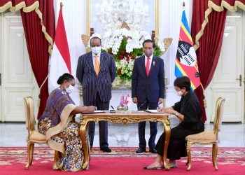 Presiden Jokowi dan Raja Eswatini, Mswati III, menyaksikan penandatanganan nota kesepahaman atau MoU perkuatan kerja sama bilateral antara kedua negara di Istana Merdeka, Jakarta, Kamis (25/08/2022). (Foto : BPMI Setpres/Muchlis Jr)