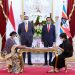Presiden Jokowi dan Raja Eswatini, Mswati III, menyaksikan penandatanganan nota kesepahaman atau MoU perkuatan kerja sama bilateral antara kedua negara di Istana Merdeka, Jakarta, Kamis (25/08/2022). (Foto : BPMI Setpres/Muchlis Jr)
