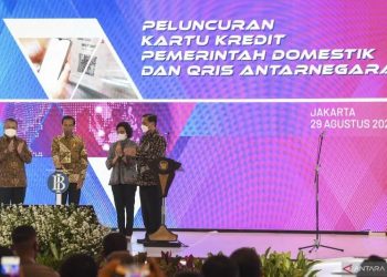Presiden Joko Widodo (kedua kiri) didampingi Gubernur Bank Indonesia Perry Warjiyo (kiri), Menteri Keuangan Sri Mulyani Indrawati (kedua kanan) dan Menteri Koordinator Bidang Kemaritiman dan Investasi Luhut Binsar Panjaitan (kanan) menekan tombol saat Peluncuran Kartu Kredit Pemerintah Domestik dan QRIS Antarnegara di Gedung Thamrin, Bank Indonesia, Jakarta, Senin (29/8/2022). ANTARA FOTO/M Risyal Hidayat/rwa.