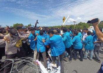 Suasana Panas Unjuk Rasa di Kantor DPRD Kepri, Rabu (31/8/2022), foto : Mael/detak.media