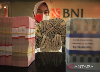 Ilustrasi: Petugas menghitung uang dolar AS dan uang Rupiah di salah satu kantor cabang PT Bank Negara Indonesia (Persero) Tbk, KCU Melawai, Jakarta. ANTARA FOTO/Reno Esnir/foc. (ANTARA FOTO/RENO ESNIR)
