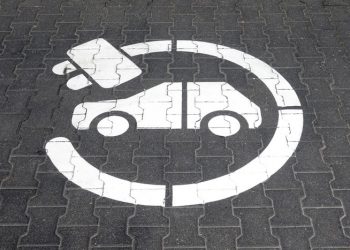 Foto : Jokowi instruksikan penggunaan kendaraan dinas listrik (Getty Images/iStockphoto/Tramino)