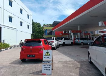Antrean Kendaraan Roda Empat saat Hendak Mengisi BBM di SPBU Jalan Ir Sutami Tanjungpinang, foto : Mael/detak.media
